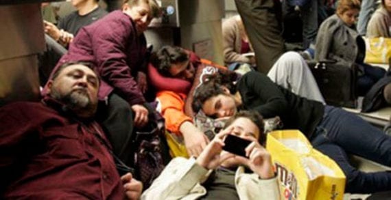 Crowd of people stuck in airport How to survive your vacation flight